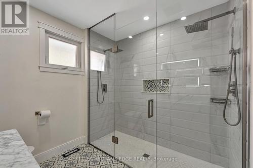 23 Regis Court, Hamilton, ON - Indoor Photo Showing Bathroom