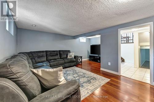 23 Regis Court, Hamilton, ON - Indoor Photo Showing Living Room