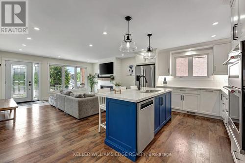 23 Regis Court, Hamilton, ON - Indoor Photo Showing Kitchen With Upgraded Kitchen