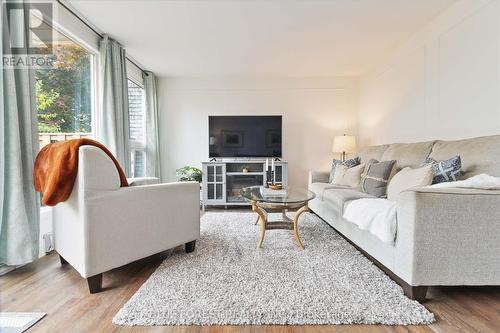 26 Chiddington Gate, London, ON - Indoor Photo Showing Living Room