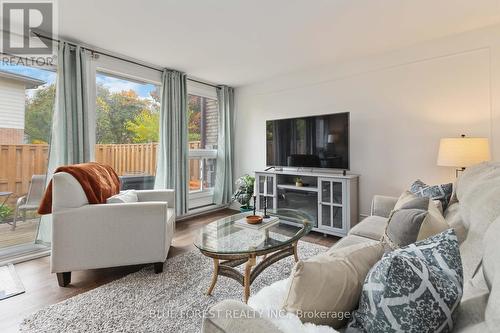 26 Chiddington Gate, London, ON - Indoor Photo Showing Living Room