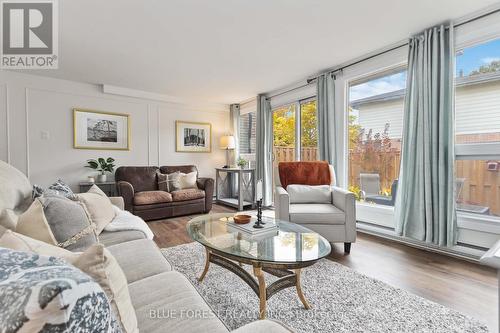 26 Chiddington Gate, London, ON - Indoor Photo Showing Living Room