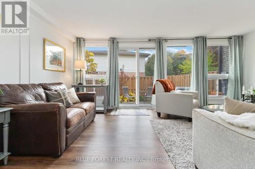 26 Chiddington Gate, London, ON - Indoor Photo Showing Living Room