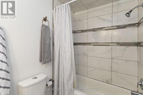 26 Chiddington Gate, London, ON - Indoor Photo Showing Bathroom