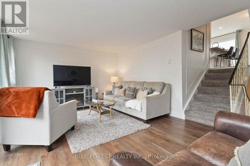 26 Chiddington Gate, London, ON - Indoor Photo Showing Living Room