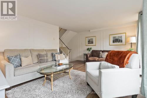 26 Chiddington Gate, London, ON - Indoor Photo Showing Living Room