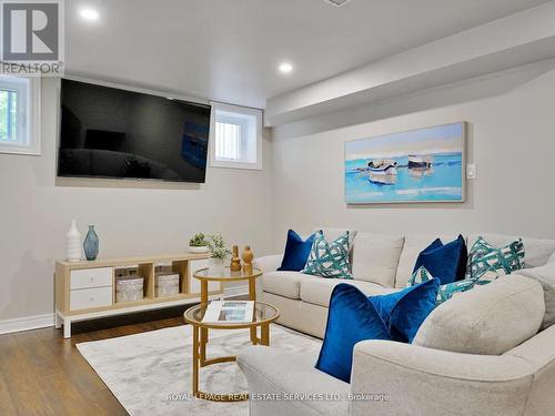 51 Gateway Court, Whitby, ON - Indoor Photo Showing Living Room