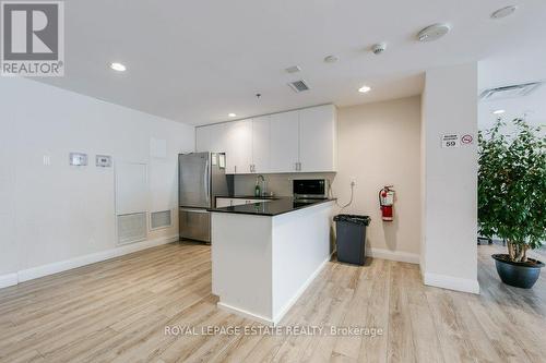 1023 - 22 East Haven Drive, Toronto, ON - Indoor Photo Showing Kitchen