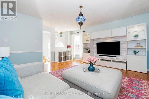 114 Athabaska Road, Barrie, ON - Indoor Photo Showing Living Room