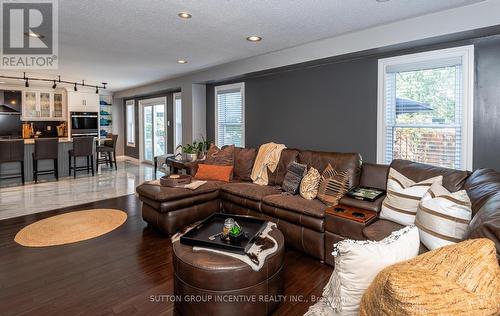 10 Saxon Road, Barrie, ON - Indoor Photo Showing Living Room