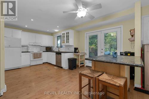 290 Pine Drive, Barrie, ON - Indoor Photo Showing Kitchen