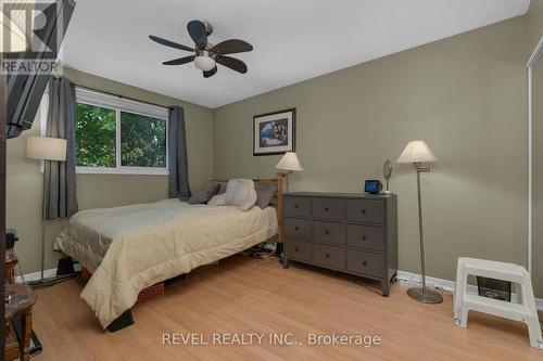 290 Pine Drive, Barrie, ON - Indoor Photo Showing Bedroom