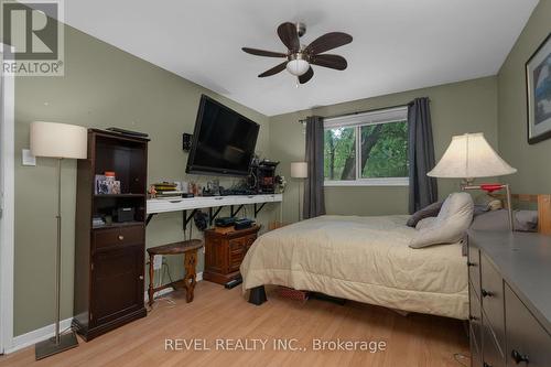 290 Pine Drive, Barrie, ON - Indoor Photo Showing Bedroom