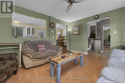 290 Pine Drive, Barrie, ON - Indoor Photo Showing Living Room