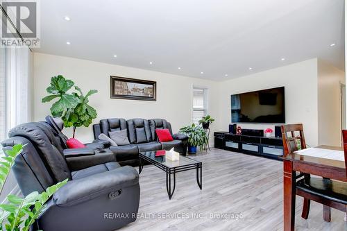 25 Finchley Crescent, Brampton, ON - Indoor Photo Showing Living Room