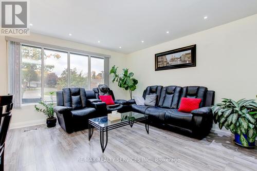 25 Finchley Crescent, Brampton, ON - Indoor Photo Showing Living Room