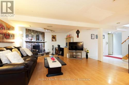 25 Finchley Crescent, Brampton, ON - Indoor Photo Showing Living Room