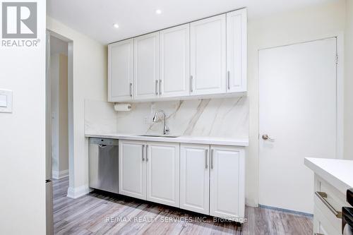 25 Finchley Crescent, Brampton, ON - Indoor Photo Showing Kitchen