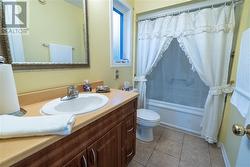 Full ensuite bath and walk-in closet - 