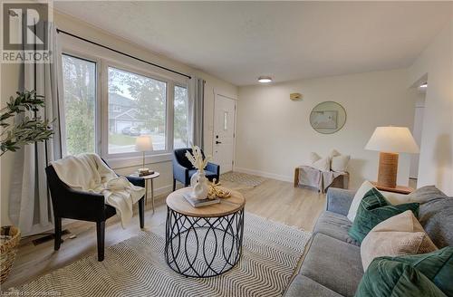 161 East Park Drive, Woodstock, ON - Indoor Photo Showing Living Room