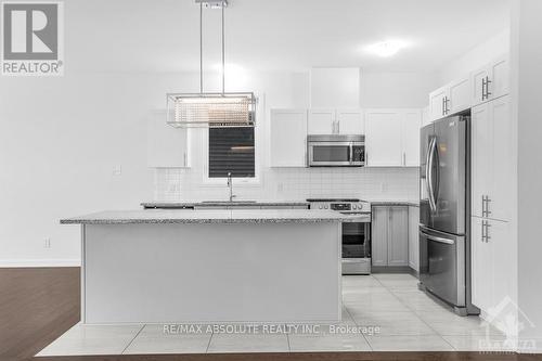 379 Sterling Avenue, Prescott And Russell, ON - Indoor Photo Showing Kitchen With Upgraded Kitchen