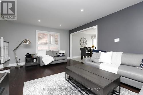 5329 Roadside Way, Mississauga, ON - Indoor Photo Showing Living Room