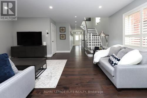 5329 Roadside Way, Mississauga, ON - Indoor Photo Showing Living Room