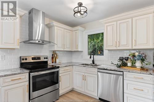 8522 Foxhill, Windsor, ON - Indoor Photo Showing Kitchen With Upgraded Kitchen