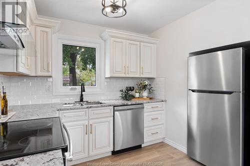 8522 Foxhill, Windsor, ON - Indoor Photo Showing Kitchen With Upgraded Kitchen