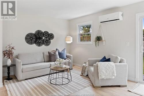 8522 Foxhill, Windsor, ON - Indoor Photo Showing Living Room