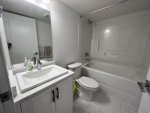 16737 18A Avenue, Surrey, BC - Indoor Photo Showing Bathroom