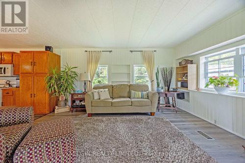 33053 Thomas Line, Dutton/Dunwich, ON - Indoor Photo Showing Living Room