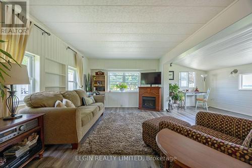 33053 Thomas Line, Dutton/Dunwich, ON - Indoor Photo Showing Living Room With Fireplace