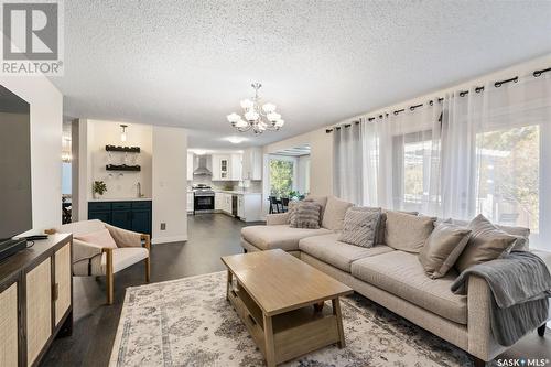 230 Highlands Place, Saskatoon, SK - Indoor Photo Showing Living Room