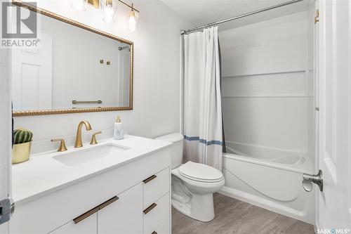 230 Highlands Place, Saskatoon, SK - Indoor Photo Showing Bathroom