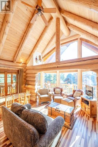 5258 Highline  Drive Unit# 505, Fernie, BC - Indoor Photo Showing Living Room