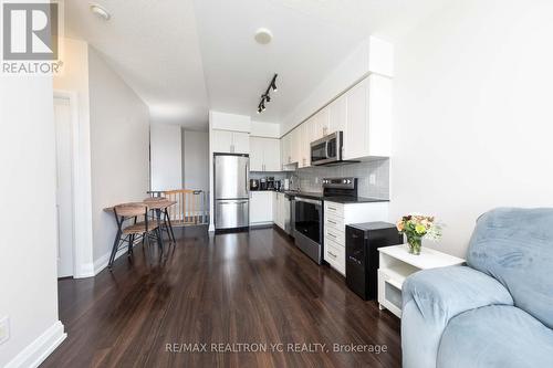 310 - 7167 Yonge Street, Markham, ON - Indoor Photo Showing Kitchen