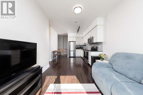 310 - 7167 Yonge Street, Markham, ON - Indoor Photo Showing Living Room