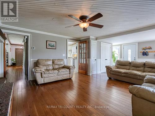 319 Norfolk County 45 Road, Norfolk (Frogmore), ON - Indoor Photo Showing Living Room