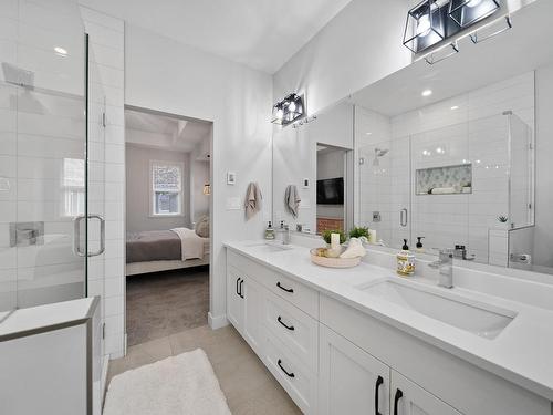 215-641 Shuswap Road E, Kamloops, BC - Indoor Photo Showing Bathroom