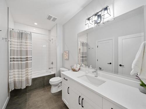 215-641 Shuswap Road E, Kamloops, BC - Indoor Photo Showing Bathroom