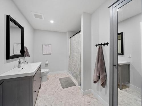 215-641 Shuswap Road E, Kamloops, BC - Indoor Photo Showing Bathroom