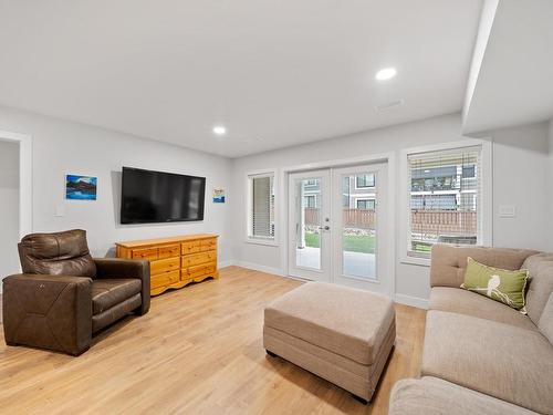 215-641 Shuswap Road E, Kamloops, BC - Indoor Photo Showing Living Room