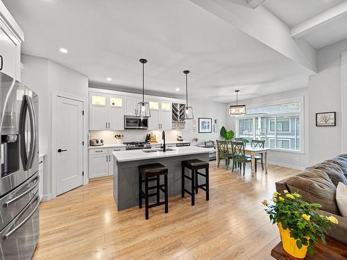 215-641 Shuswap Road E, Kamloops, BC - Indoor Photo Showing Kitchen