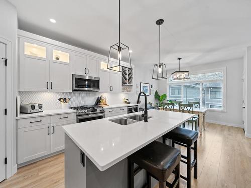 215-641 Shuswap Road E, Kamloops, BC - Indoor Photo Showing Kitchen With Double Sink With Upgraded Kitchen