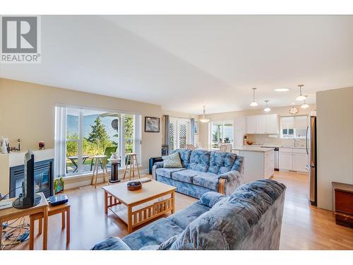 4200 Grandview  Drive Unit# 111, Castlegar, BC - Indoor Photo Showing Living Room