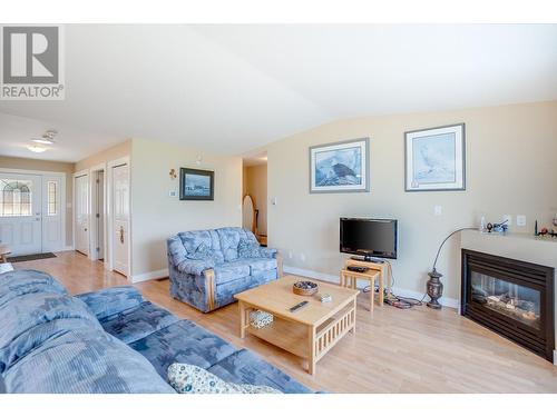 4200 Grandview  Drive Unit# 111, Castlegar, BC - Indoor Photo Showing Living Room With Fireplace