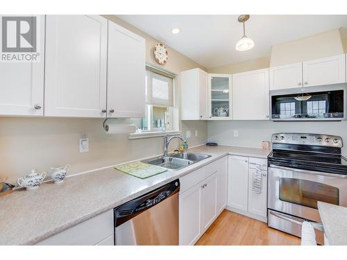 4200 Grandview  Drive Unit# 111, Castlegar, BC - Indoor Photo Showing Kitchen With Double Sink