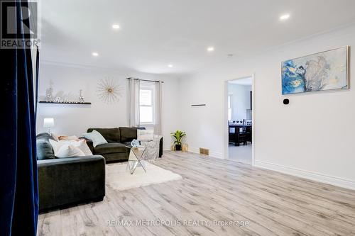 76 Albert Street W, Thorold, ON - Indoor Photo Showing Living Room