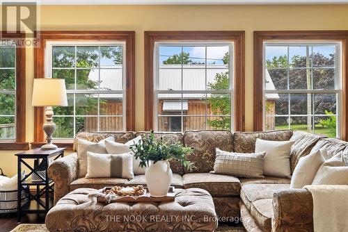 5416 Old Scugog Road, Clarington, ON - Indoor Photo Showing Living Room